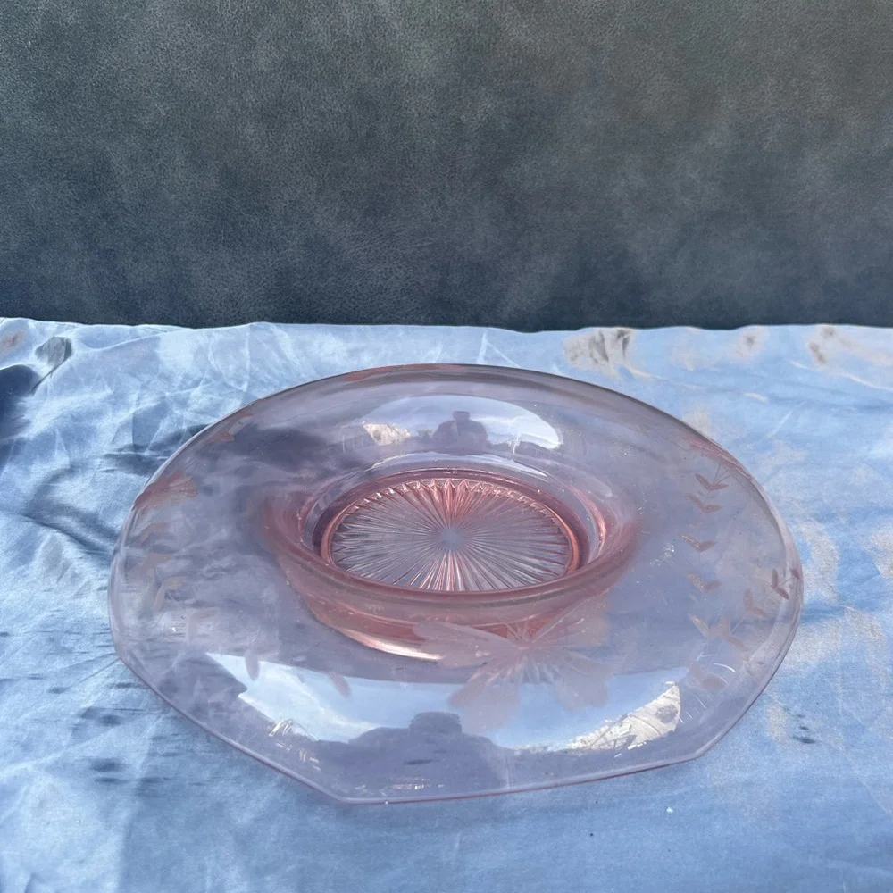 Pink depression etched vintage butterfly dish - Picture 1 of 4